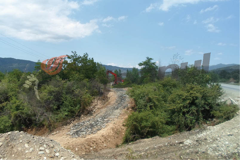 cu exavatorul pe drumul de santier