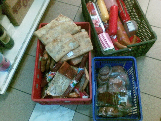 Alimente expirate şi carne stricată, descoperite de comisarii CJPC Gorj