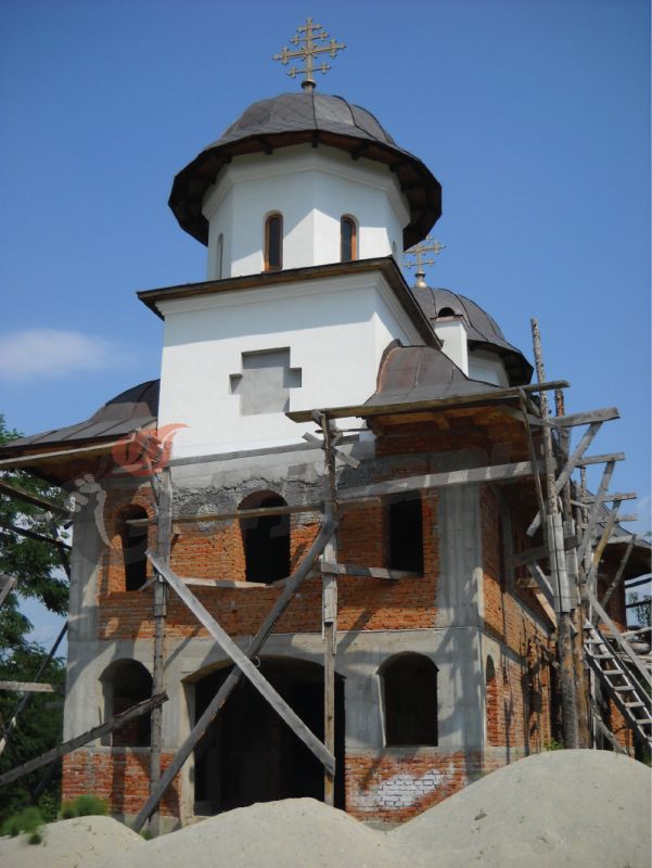 Preoţii apelează la păcătoşi! – Biserica sponsorizată de Manţog s-a oprit la pictură