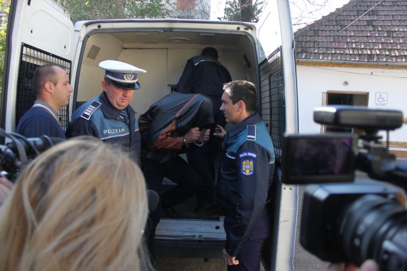 Cinci persoane, reţinute după o bătaie într-un bar din Tismana