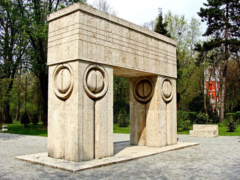 Procesul de restaurare al Porţii Sărutului a început