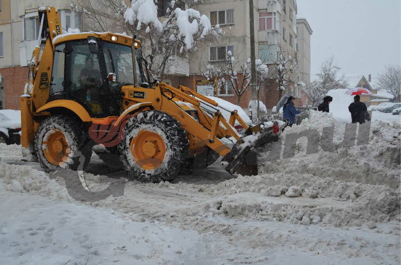 Lucrările de deszăpezire continuă în cartierele din Târgu-Jiu