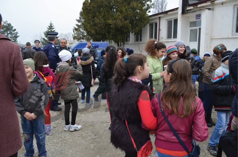 Jandarmii gorjeni s-au întâlnit cu elevii din judeţ