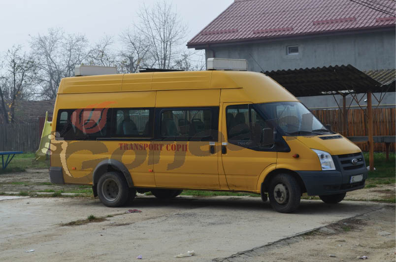 Microbuz cu elevi, implicat într-un accident de circulaţie la Preajba