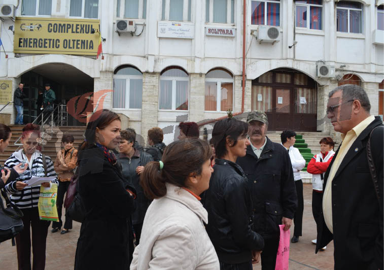 Expropriaţii disperaţi de la Olservmin au protestat ore întregi la uşa Diviziei Miniere