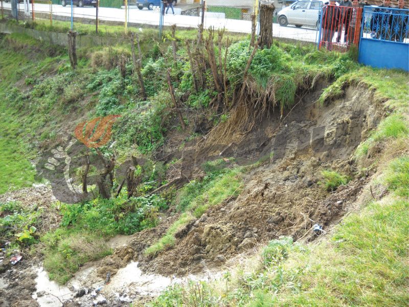 Ploile au reactivat alunecările de teren la Roşia de Amaradia