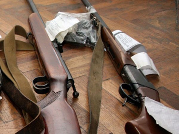 Cercetat pentru nerespectarea regimului armelor şi muniţiilor