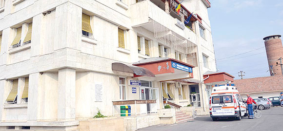 A intrat cu autoutilitara în gard