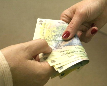 Bani în plus pentru funcţionari