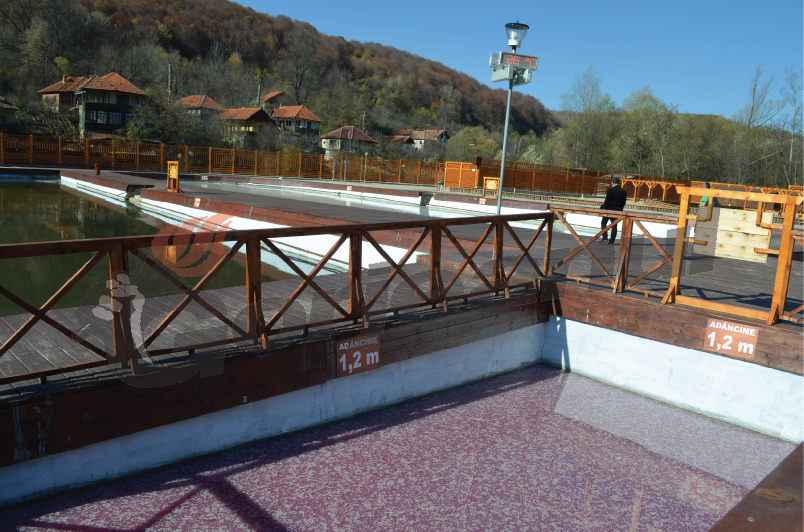 Bazinele de tratament de la Săcelu şi-au schimbat culoarea
