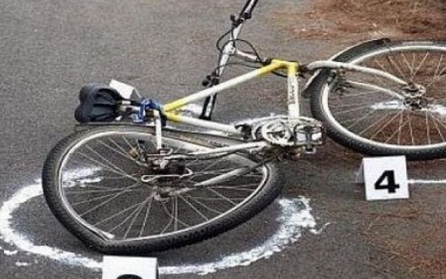 Biciclist acroşat de o autoutilitară