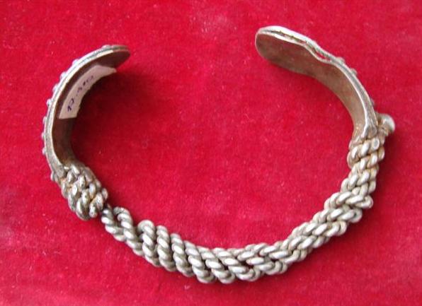 O brățară medievală aflată în colecția Muzeului Județean Gorj “Alexandru Ștefulescu” din Târgu-Jiu