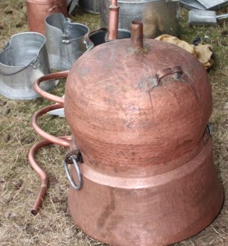 Reţinuţi pentru furtul unui cazan de ţuică