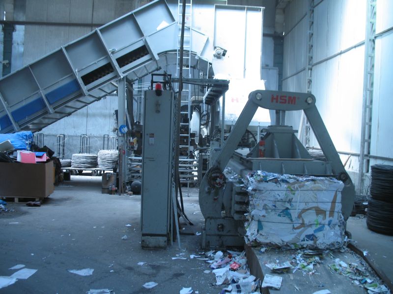 Angajat „la negru” într-un centru de colectare a hârtiei