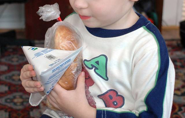 Cornurile pentru elevii din Dolj, Mureş şi Alba, fabricate de o firmă care se ocupă de drumuri şi poduri în Rovinari