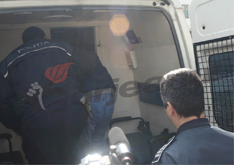 Elev de 17 ani, prins în flagrant în timp ce primea bani ca taxă de protecţie