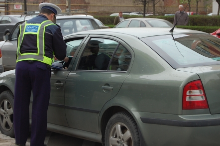 Doi şoferi, prinşi în trafic de poliţiştii gorjeni cu maşini neînmatriculate
