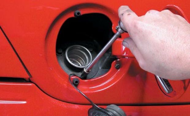 Prins în timp ce fura motorină din rezervorul unui autotractor