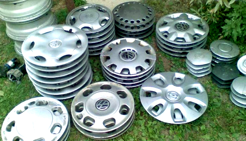 Hoţii de capace de roţi, reţinuţi de poliţişti