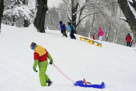 Elevii și preșcolarii intră de vineri în vacanța intersemestrială