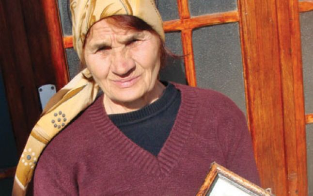 Fiica şi-a lăsat mama în întuneric şi fără apă