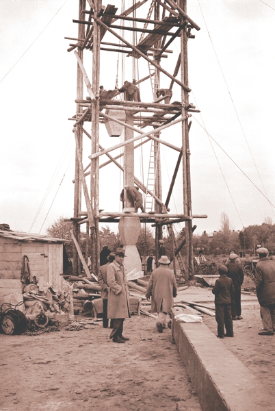 75 de ani de la înălţarea Coloanei infinite – Constantin Brâncuşi inedit – „Arborele retezat din rădăcină” (I)