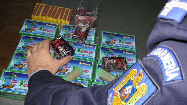 Peste 164.000 de articole pirotehnice, confiscate de poliţişti