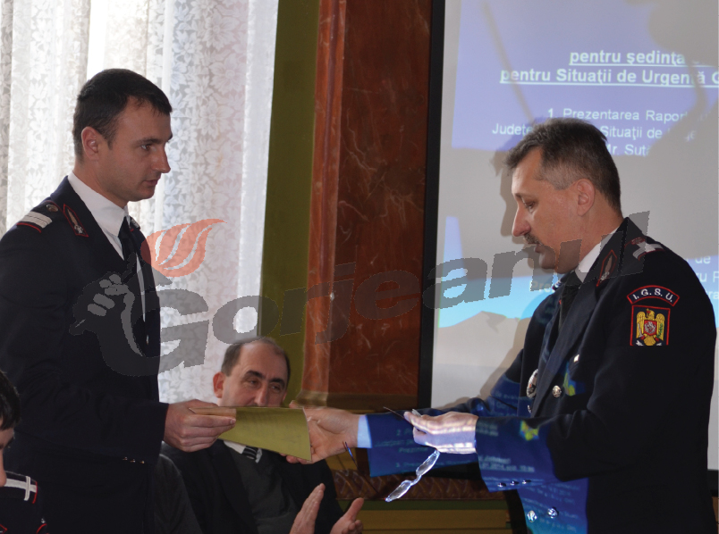 Insigne onorifice pentru doi pompieri gorjeni