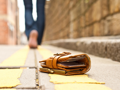 Portofel pierdut, recuperat de un jandarm