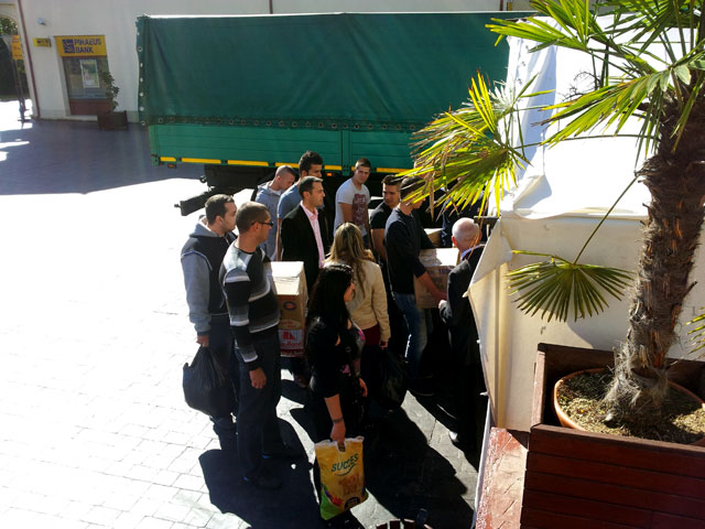 Haine pentru copiii şi mamele din Centrul Maternal, de la tinerii social-democrați din Târgu Jiu