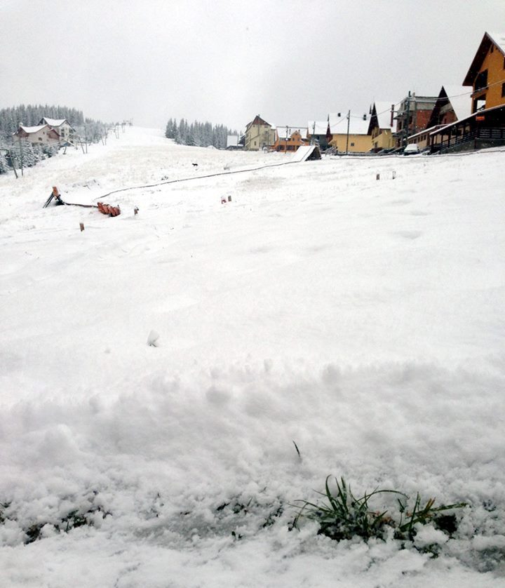 Turiştii care urcă la Rânca trebuie să fie pregătiţi pentru iarnă