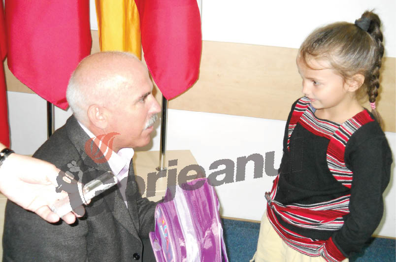 Municipalitatea oferă 37 de ghiozdane elevilor nevoiaşi