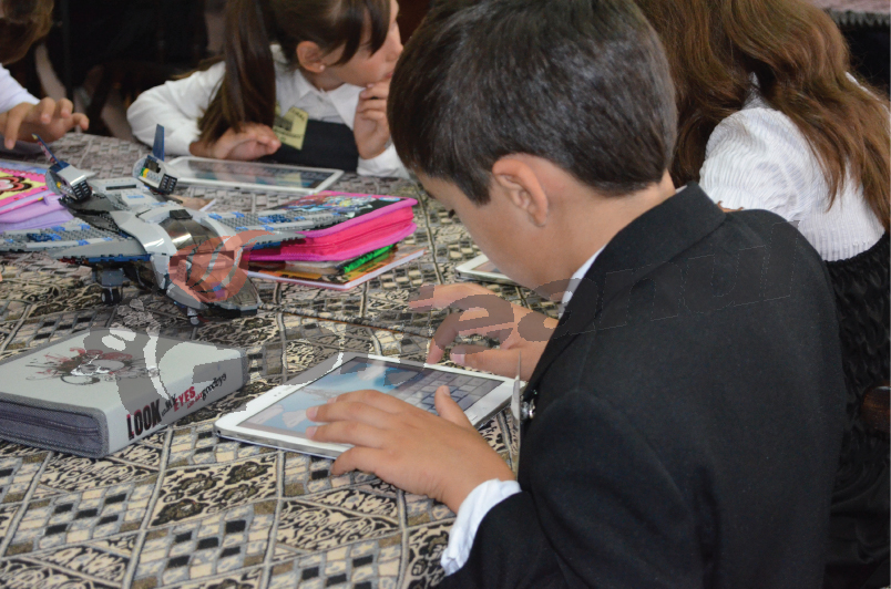 Manuale digitale pentru elevii de la CNTV