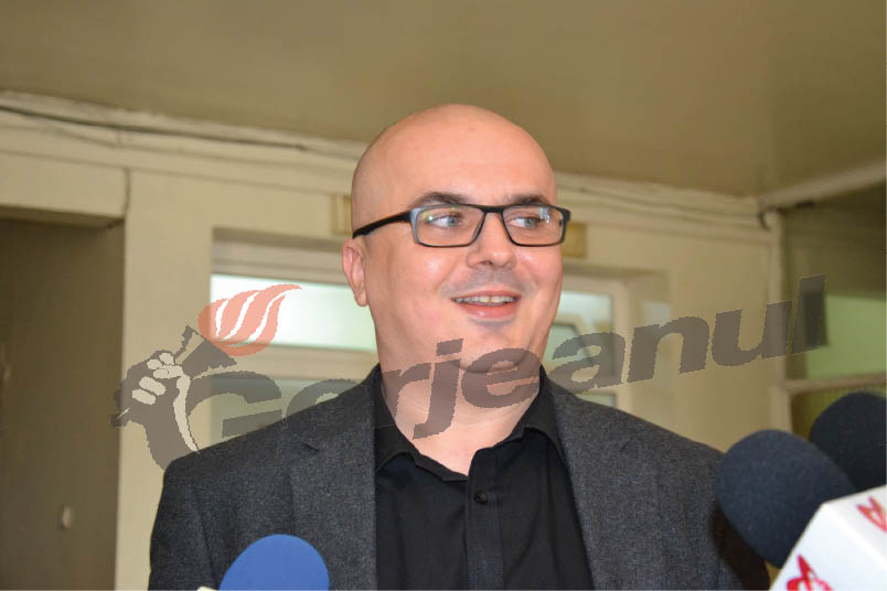 Alba-neagra cu funcţia de manager a lui Vlădoianu