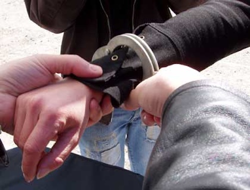 Suspect al infracţiunii de lovire sau alte violenţe, căutat de poliţişti