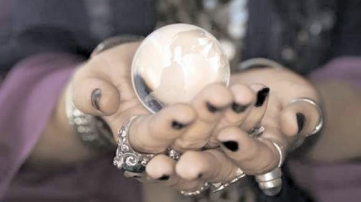 Tânără de 24 de ani, păcălită de o ghicitoare