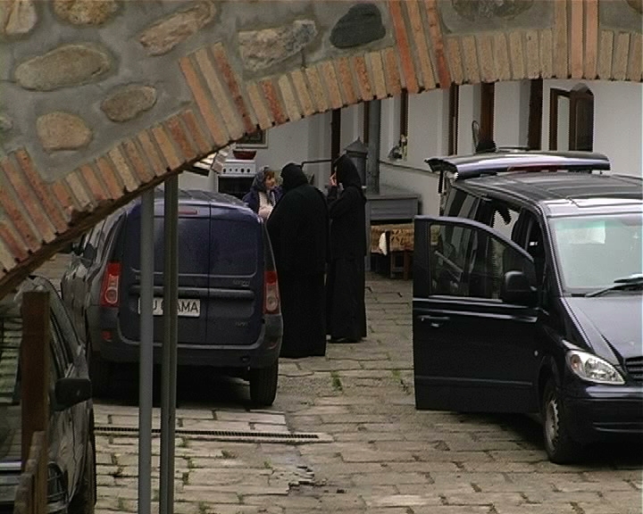 Nuntă mare, la patru luni după ce a fugit de la mănăstire! Fosta călugăriţă de la Tismana s-a căsătorit la Turceni