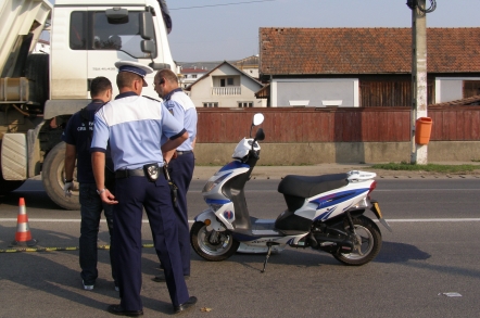 Prins băut și fără permis, pe moped