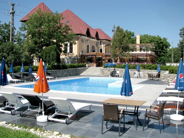 Gura târgului – Reduceri salariale de sezon la Casa Danielescu