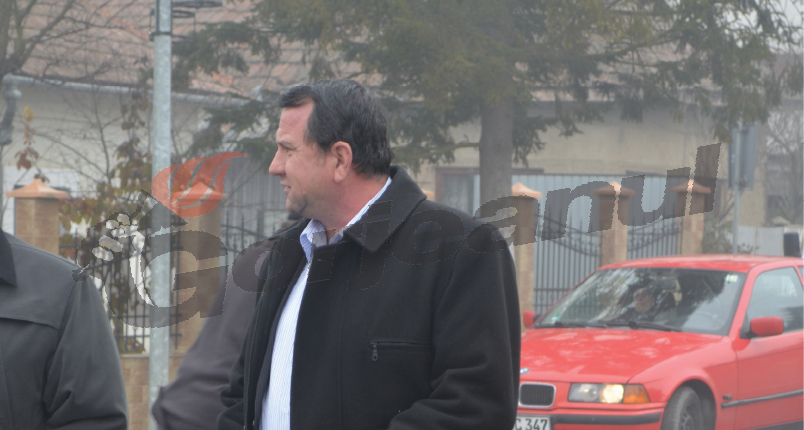 Primarul din Ţicleni plantează 5000 de pruni de-a lungul celei mai lungi străzi din Europa