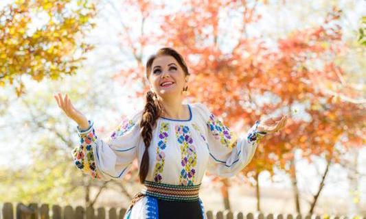 În plin sezon al dragostei, Roberta Crintea a pregătit albumul „Te-am ales din lumea toată”