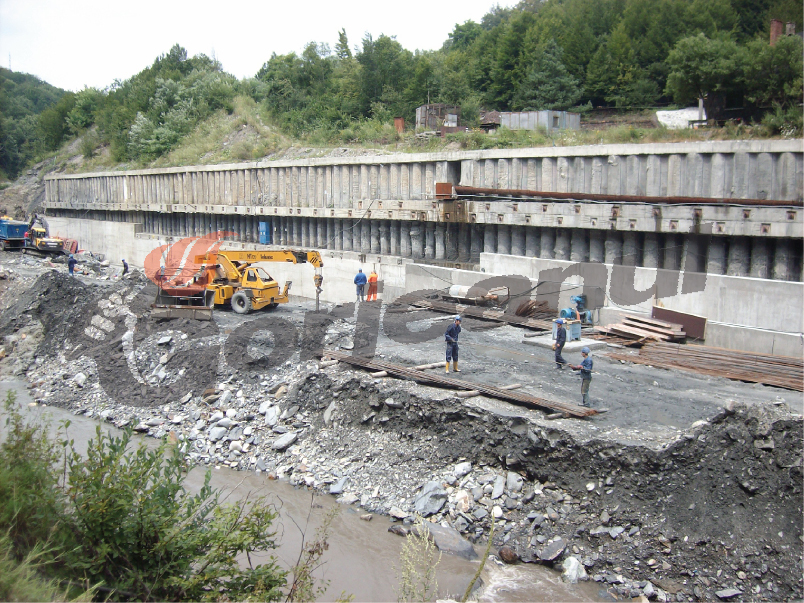 Paznic tâlhărit de necunoscuți
