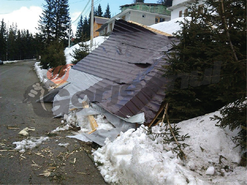 Pagubele viscolului: Acoperişuri zburate şi copaci căzuţi pe cabanele din Rânca