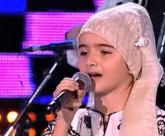 Autorităţile din Scoarţa au premiat-o pe Laura Ungureanu pentru prestaţia de la Next Star