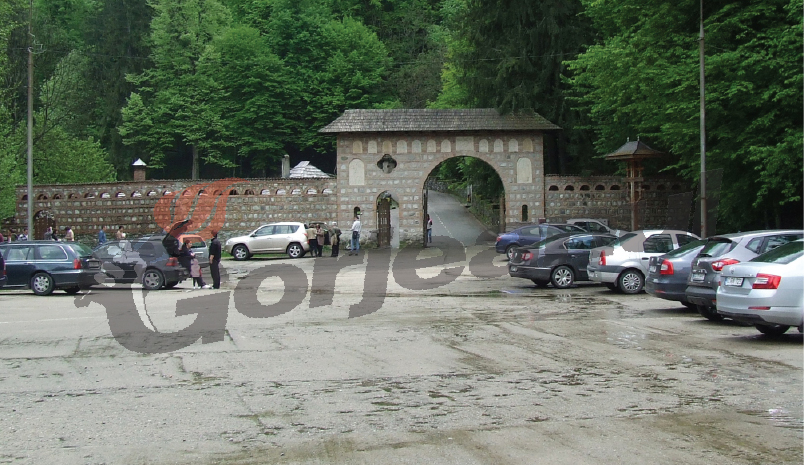 Cade tencuiala de pe recent inauguratul Muzeu al Tezaurului de la Tismana