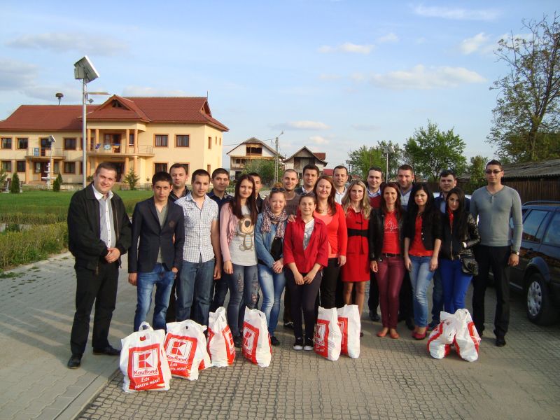 Tinerii lui Claudiu Manta, la familiile nevoiaşe din Gorj