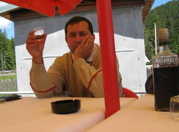 După chef la familia Damian – Directorul Şcolii Cărpiniş, acuzat de fals informatic