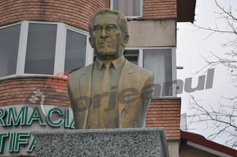 Bustul lui Sergiu Nicolaescu, înlăturat de pe soclu