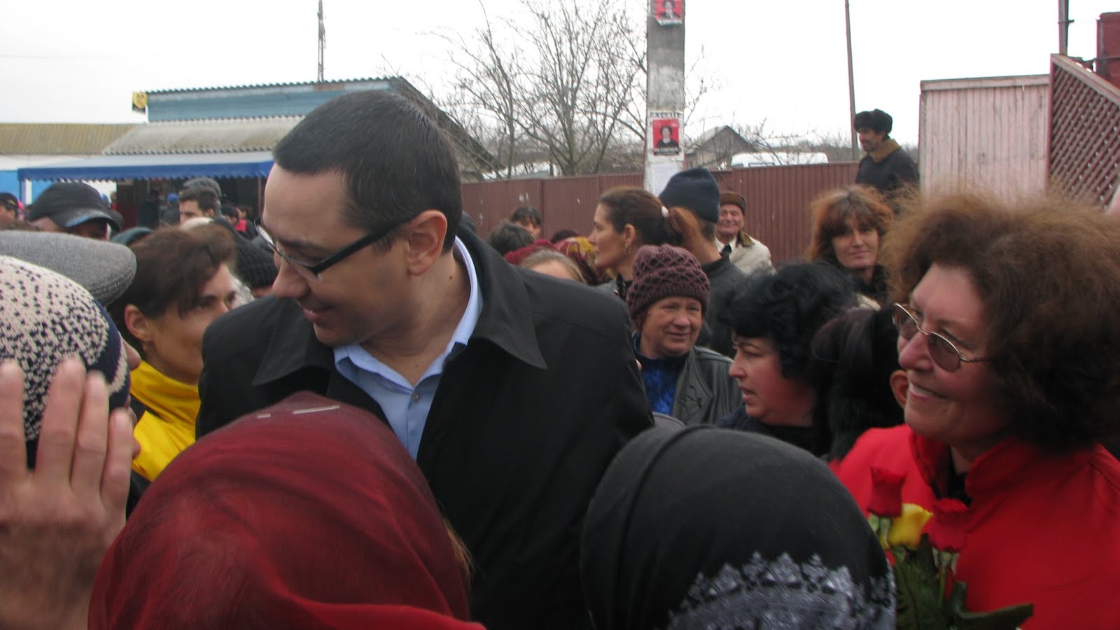 Ponta a făcut o baie de mulţime în Dâmboviţa, unde participă la slujba de la Mănăstirea Nucet