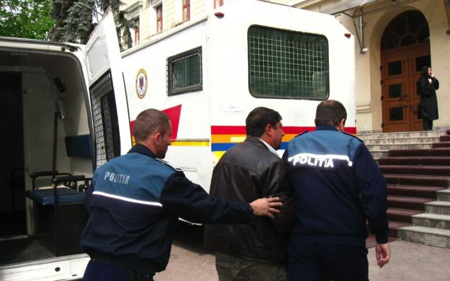 Zeci de gorjeni, supravegheaţi de poliţişti